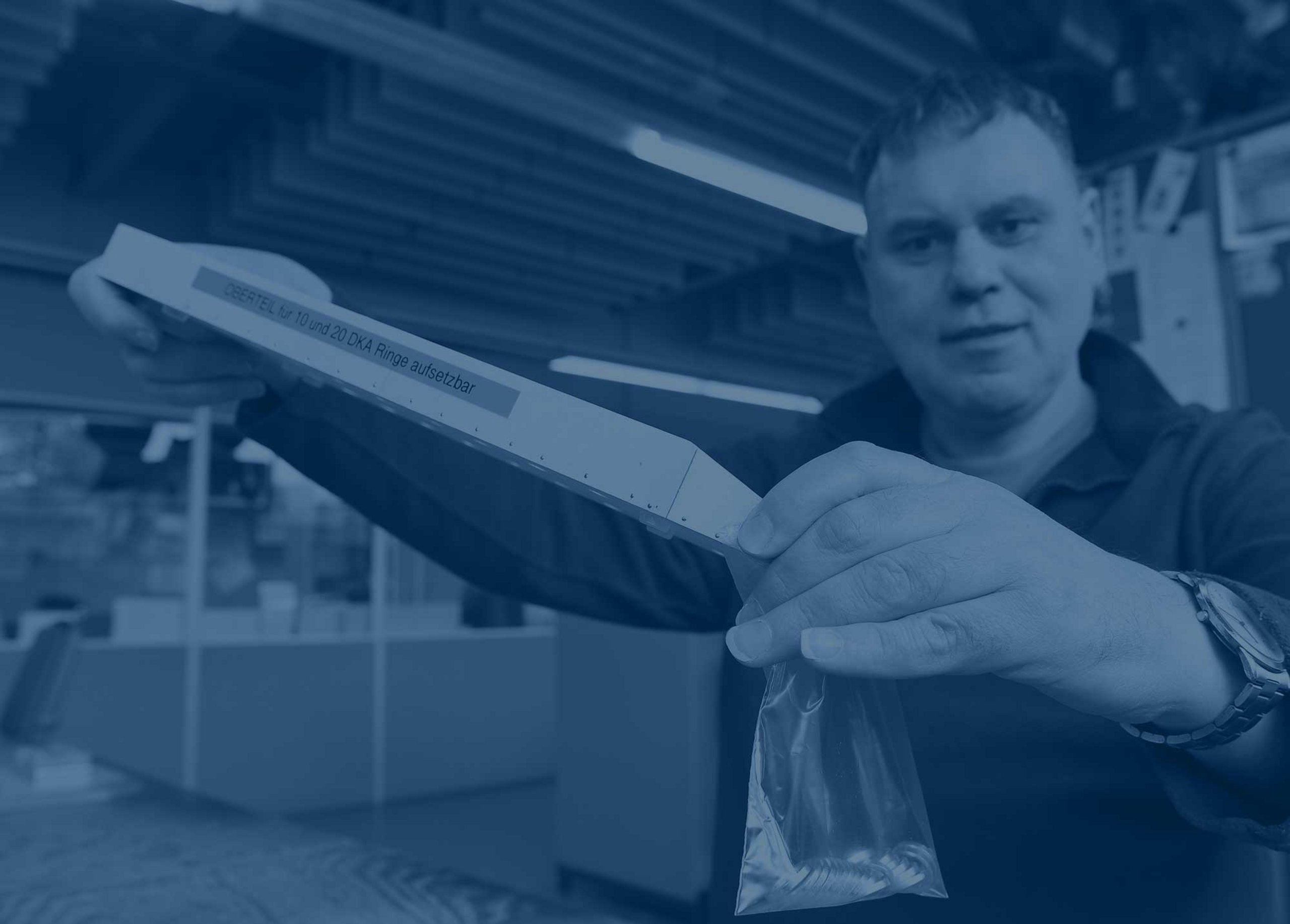 Dichtringe werden manuell von einem Mitarbeiter in eine Verpackung abgefüllt