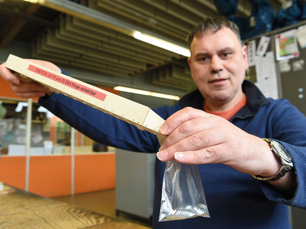 Dichtringe werden manuell von einem Mitarbeiter in eine Verpackung abgefüllt